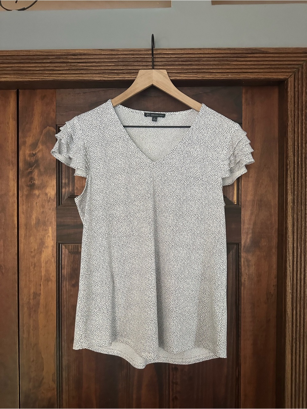 Adrianna Papell Cream and Black Microdot V-Neck Flutter Sleeve Top